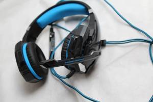 lot 194 image: Bengoo Gaming Headset with Blue Accents