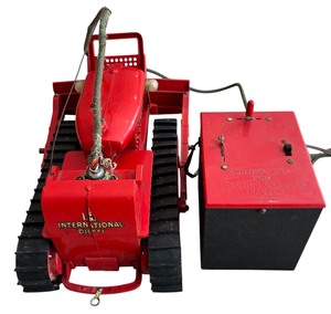 lot 18 image: Rare Vintage 1950s  International Harvester TD-24 Diesel Crawler, Remote Control