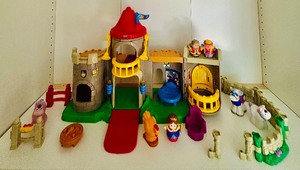 lot 92 image: Vintage Little People Lil Kingdom Castle Palace King Queen Prince Playset