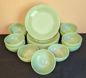 lot 117 image: Vintage Fire King Jadeite Dish Set