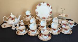 lot 121 image: Royal Albert Old Country Rose Dish Set