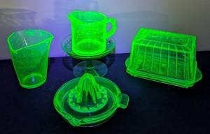 lot 86A image: Assorted Vintage Uranium Glassware