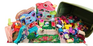 lot 145 image: Large Bin of Littlest Pet Shop Houses, Playmat and Accessories