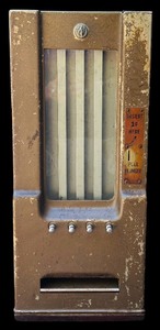lot 190 image: Vintage 1930s Wall Mounted Penny Gumball Dispenser
