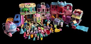 lot 100 image: Vintage Polly Pocket Figurines, Clothes, Van, Car, Buildings and More