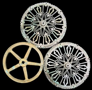 lot 218 image: Vintage Cast Iron Vintage Pieces for Decor