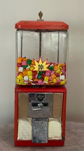 lot 22 image: Vintage 10 Cent Gum Ball Machine with Key