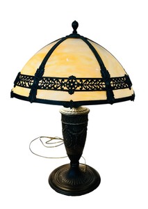 lot 7 image: Beautiful Vintage Slag Glass Panel Table Lamp