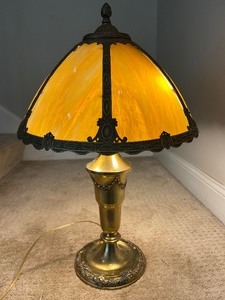 lot 10 image: Beautiful Vintage Caramel Slag Glass Panel Table Lamp