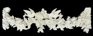 lot 75 image: Lightweight White Resin Indoor  Outdoor Decor