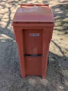 lot 112 image: 35 Gallon Trash Can On Wheels