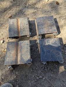 lot 130 image: Set of 4 Moving Plates - Square
