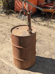 lot 139 image: 30 gallon Barrel and Pump