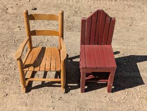 lot 141 image: Set of 2 Kids Chairs