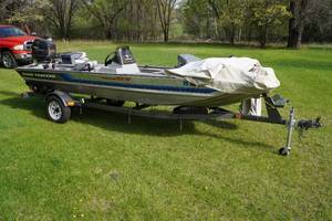 1995 Bass Tracker Tournament TX17 Fishing Boat with Trailer and 40HP Mercury Outboard