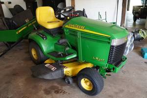 lot 6 image: John Deere LX 277 Lawn Mower