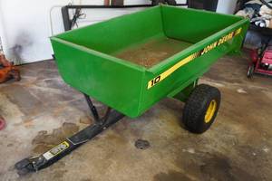 lot 7 image: John Deere Trailer
