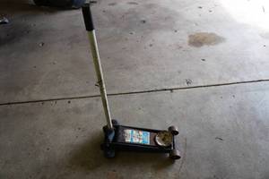 lot 70 image: Max Jax 2.5 Ton Floor Jack