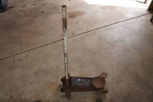 lot 72 image: 2 Ton Floor Jack