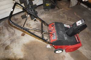 lot 75 image: Yard Machines 21 Snow Thrower