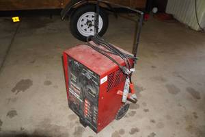lot 106 image: Century Battery Charger