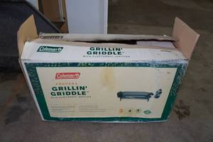 lot 113 image: Coleman Propane Grillin Griddle
