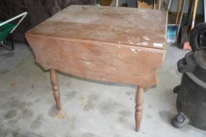lot 125 image: Drop Leaf Kitchen Table