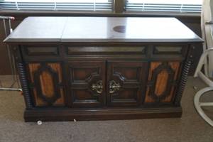 lot 137 image: Vintage Montgomery Ward Airline Stereophonic 4D Console with Records