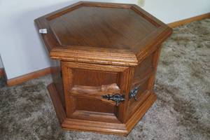 lot 147 image: Vintage Side Table Cabinet