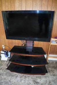 lot 164 image: Emerson 40 Flat Screen TV With TV Stand
