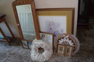 lot 162 image: Assorted Wall Dcor