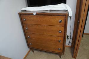 lot 173 image: Bassett Furniture Dresser
