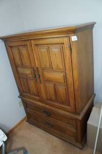 lot 185 image: Bedroom Wardrobe Dresser