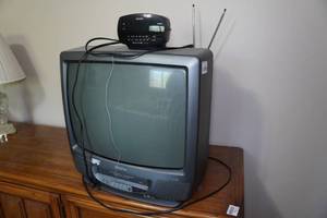 lot 181 image: Memorex 19 TVVHS Player with Alarm Clock