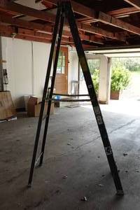 lot 95 image: Green Bull 8 Fiberglass Step Ladder