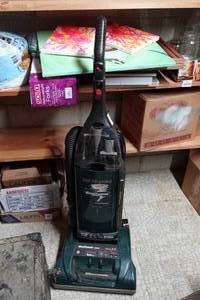 lot 278 image: Hoover WindTunnel Vacuum