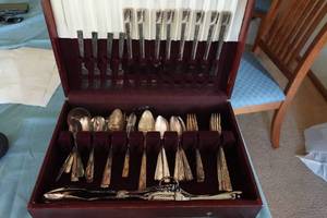 lot 135 image: Antique Oneida Nobility Plate Caprice Silverplate Flatware Set