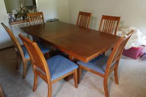 lot 154 image: Kitchen Table with Leaf Extender and 6 Chairs