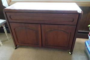 lot 136 image: Vintage Wambold Fine Furniture Buffet Cart
