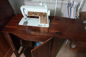 lot 191 image: Vintage Sewing Machine with Cabinet