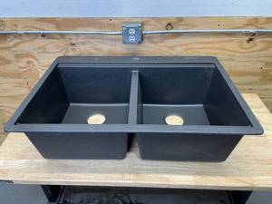 lot 60 image: Black 33 Double Basin Kitchen Sink (Cracked)