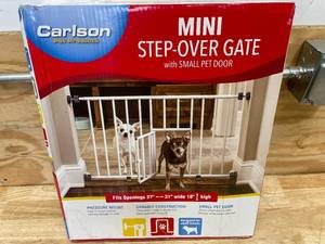 lot 47 image: Mini Step-Over Gate with Small Pet Door Carlson Pet Products