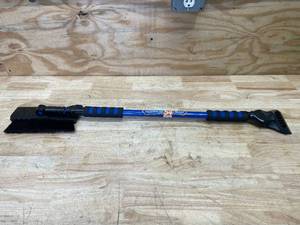 lot 50 image: Avalanche Snow BroomScraper Extends 54 Hopkins