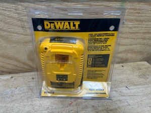 lot 110 image: DEWALT DC9319 1-Hour Vehicle Charger
