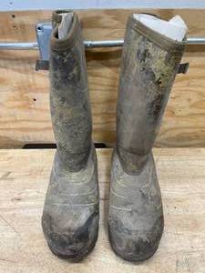 lot 167 image: Cabelas Zoned Comfort Trac 2,000-Gram Insulated Rubber Hunting Boots for Men