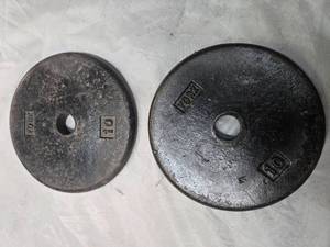 lot 10 image: Lot of a pair of 10LB One Inch Plates