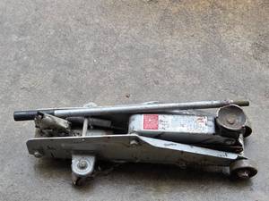 lot 70 image: Hydraulic Floor Jack with Steel Construction and 4000 lbs Capacity