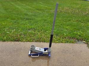 lot 72 image: Pittsburgh Automotive 1.5 Ton Racing Floor Jack with Rapid Pump