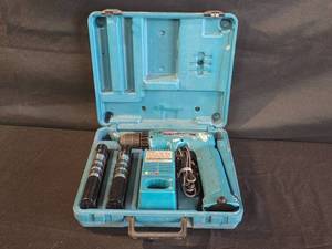 lot 98 image: Makita Cordless Driver Drill Kit with Charger and Batteries