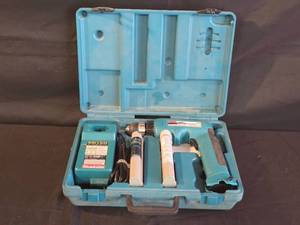 lot 99 image: Makita 6095D Cordless 38 Drill Set with Battery and Charger in Case